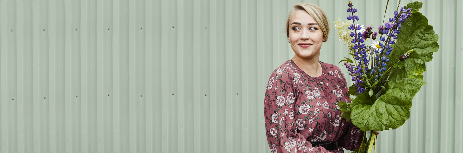 Stina - influencer in Sweden, creates awareness around living with an ostomy Picture of Stina holding flowers. Stina is an influencer in Sweden, creates awareness around living with an ostomy.