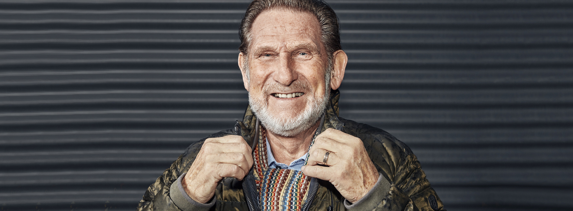Picture of Hans smiling, dark background
